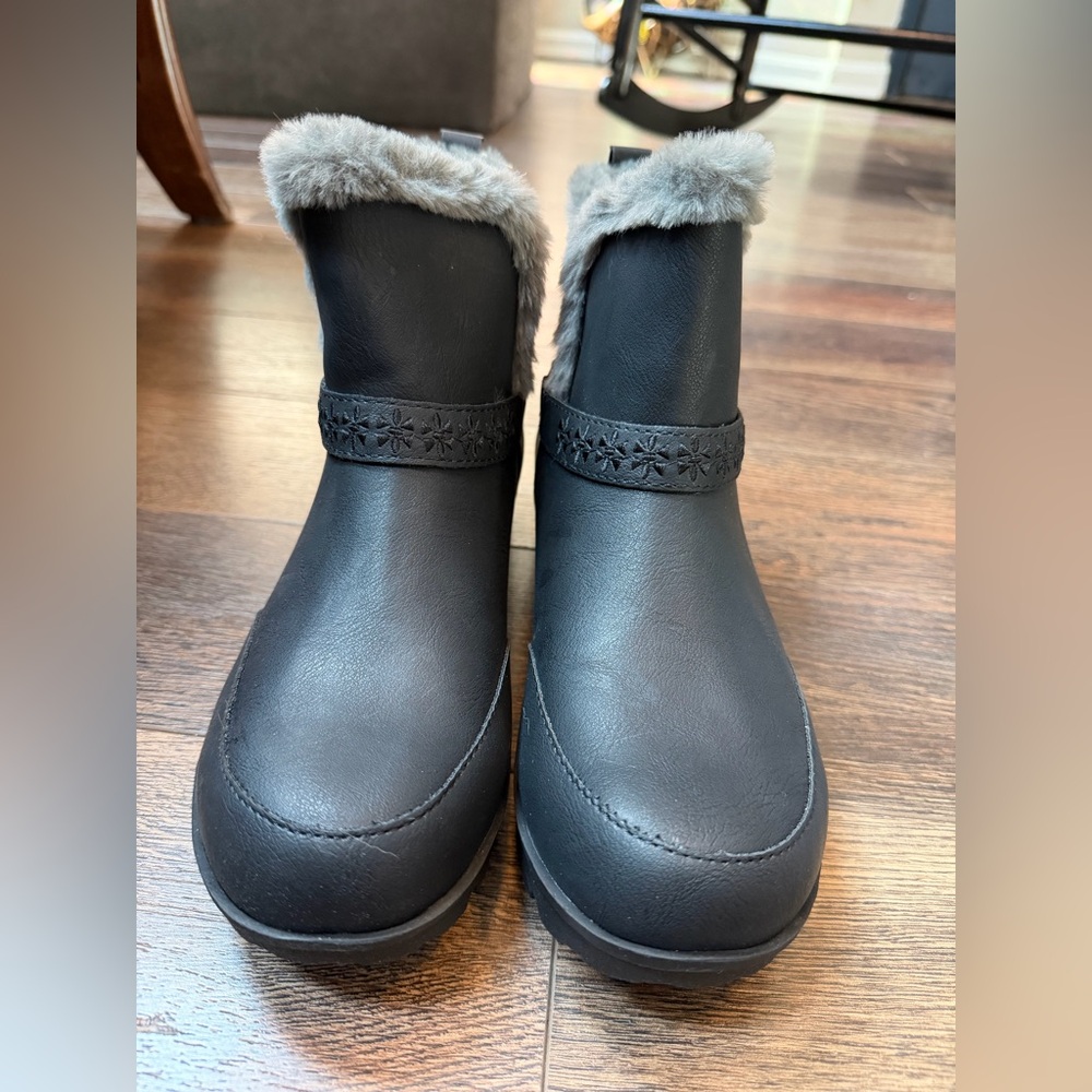 Brand new women’s JBU by Jambu boots - size 9
